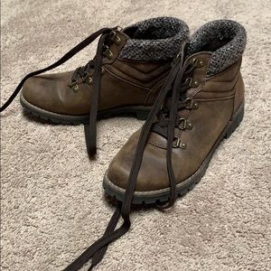 Low cut leather boots